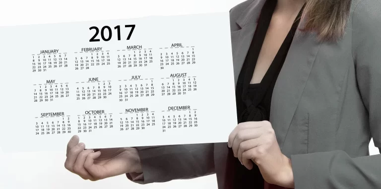Een jaarkalender als hulpmiddel om maanddoelen, deadlines en bedrijfsactiviteiten overzichtelijk te plannen.