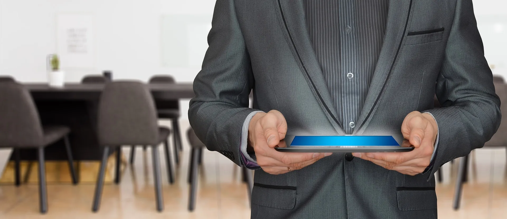 Een ondernemer met tablet als symbool voor digitale planning, duidelijke doelen en zakelijke groei.