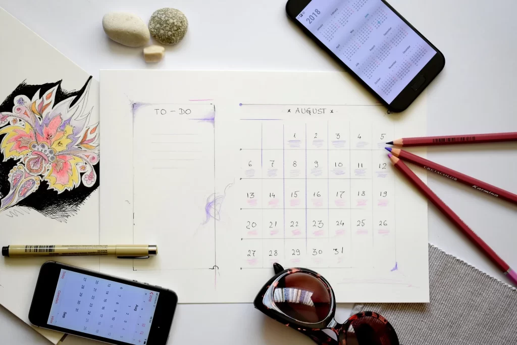 Een kalender en notities helpen zzp’ers om vakantie slim in te plannen zonder werkstress.