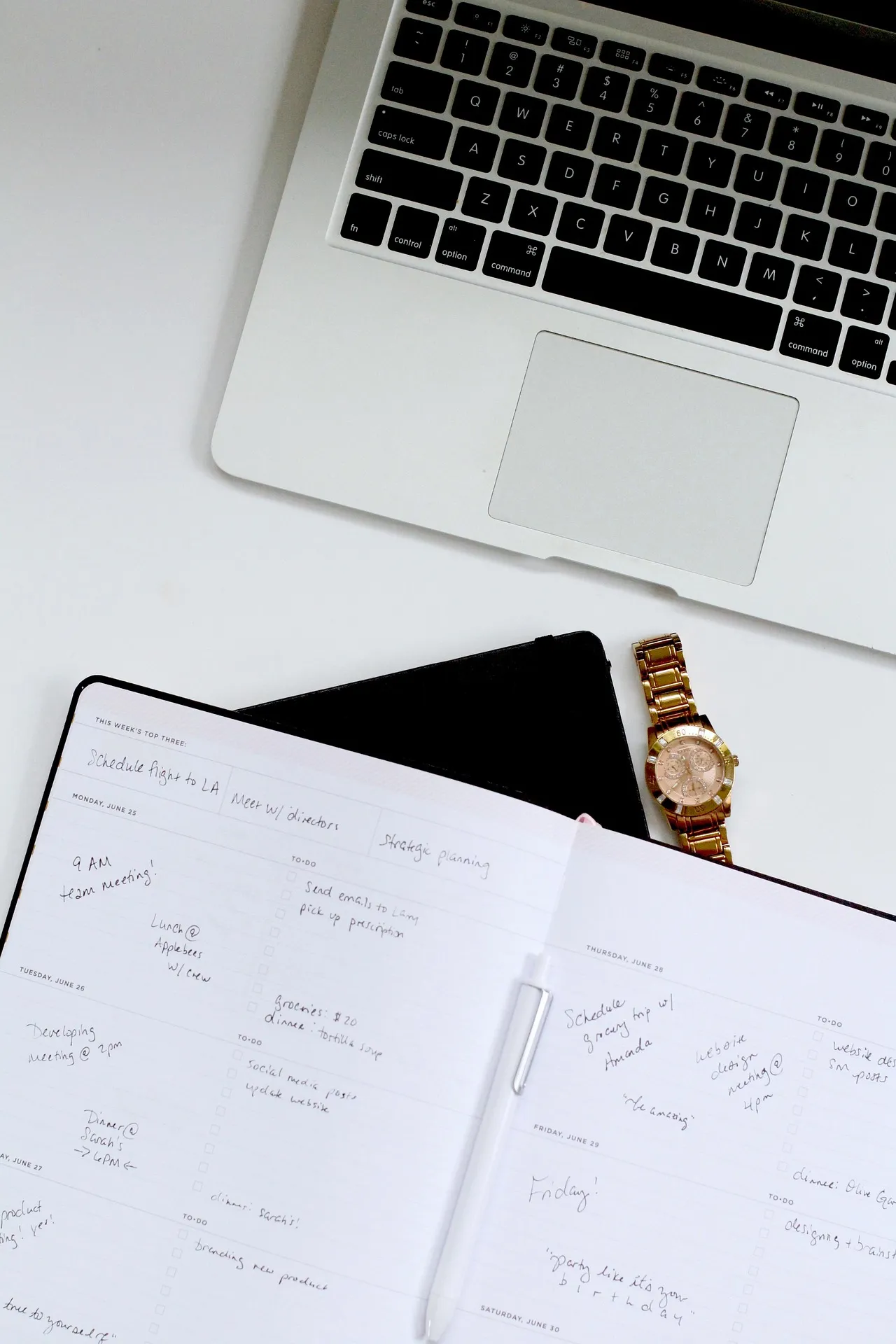 Een overzichtelijke planner met laptop en notities voor meer structuur, focus en rust in je werkweek.