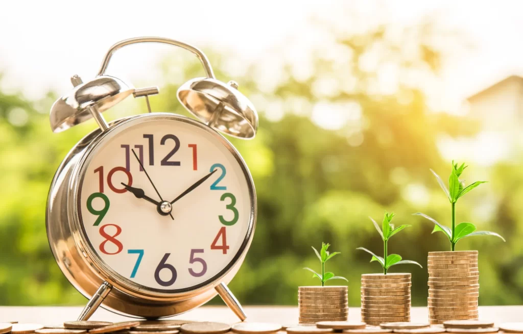 Een klok en groeiende munten als symbool voor slim timemanagement, focus en productieve werkuren.