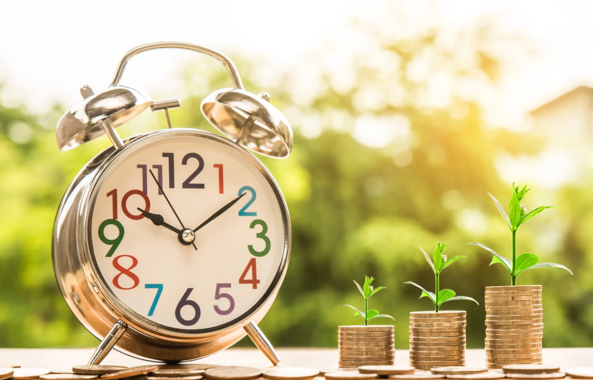 Een klok en groeiende munten als symbool voor slim timemanagement, focus en productieve werkuren.