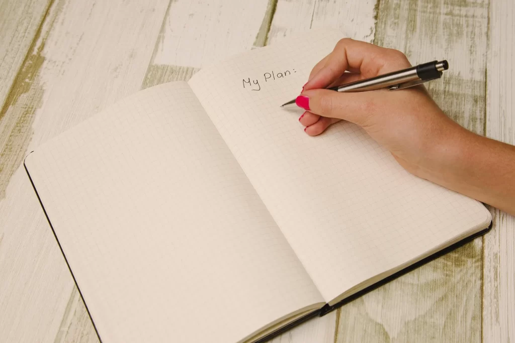 Een notitieboek met plan als symbool voor heldere ideeën, structuur en consistente contentcreatie.