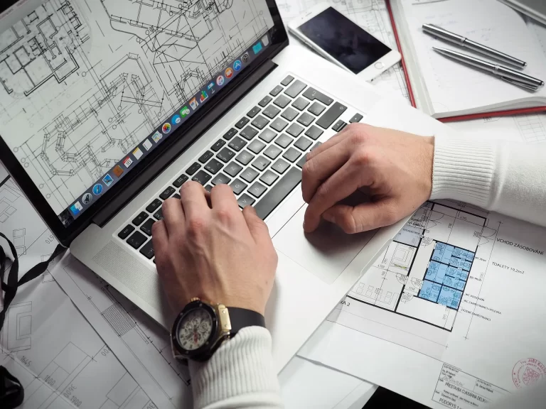 Een overzichtelijke werkplek met laptop en documenten als symbool voor slimme administratie en zakelijke structuur.